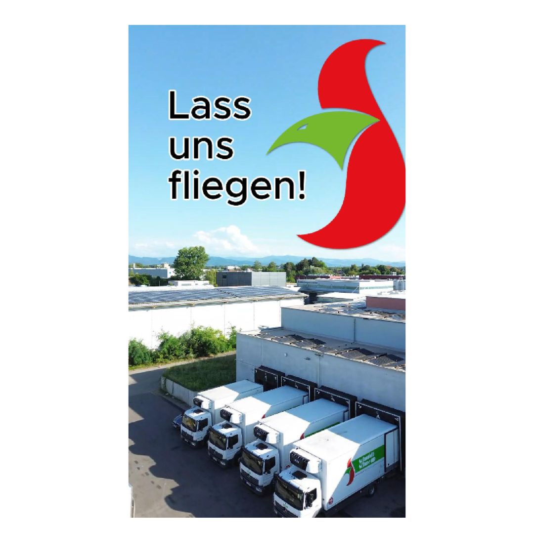 Eine Gruppe von Gebäuden mit einem rot-grünen Steidinger Logo und LKWs