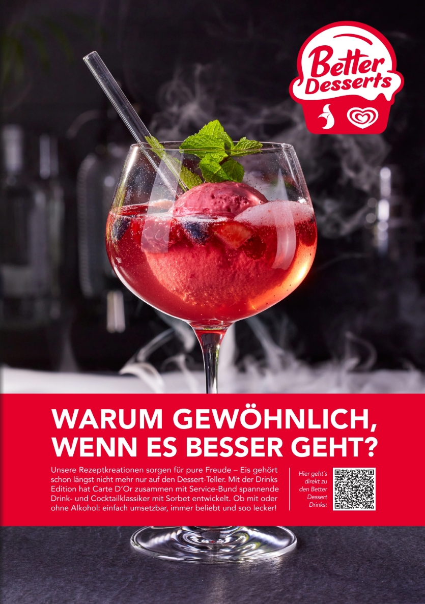 Better Desserts - Rezeptkreationen von Servicebund & Langnese Ein Glas mit einem roten Cocktail und einem Strohhalm.