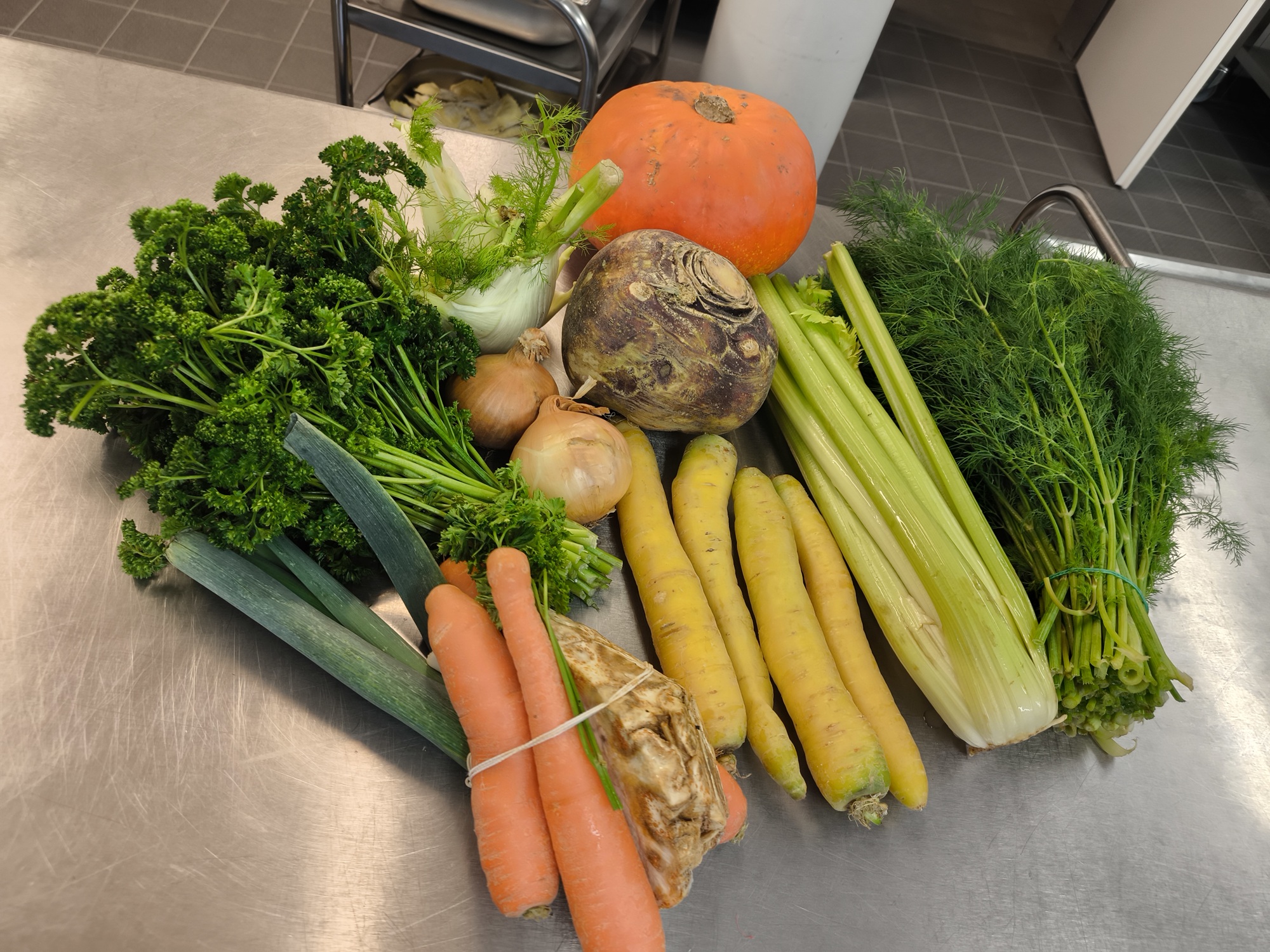 Eine Auswahl an frischem Gemüse auf einem Tisch.