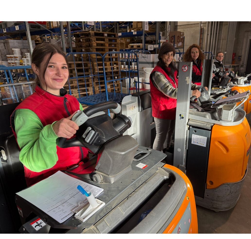 Eine Gruppe von Frauen im Lager - Steidinger