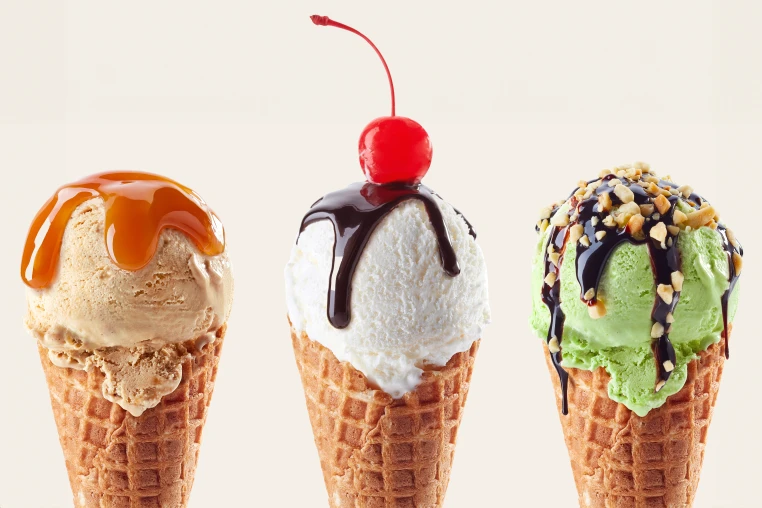 Eis mit Topping in der Waffel - Zutaten sind im Online-Shop von Steidinger und Schmidt GmbH erhältlich Eis mit Topping in der Waffel - Zutaten sind im Online-Shop von Steidinger und Schmidt GmbH erhältlich