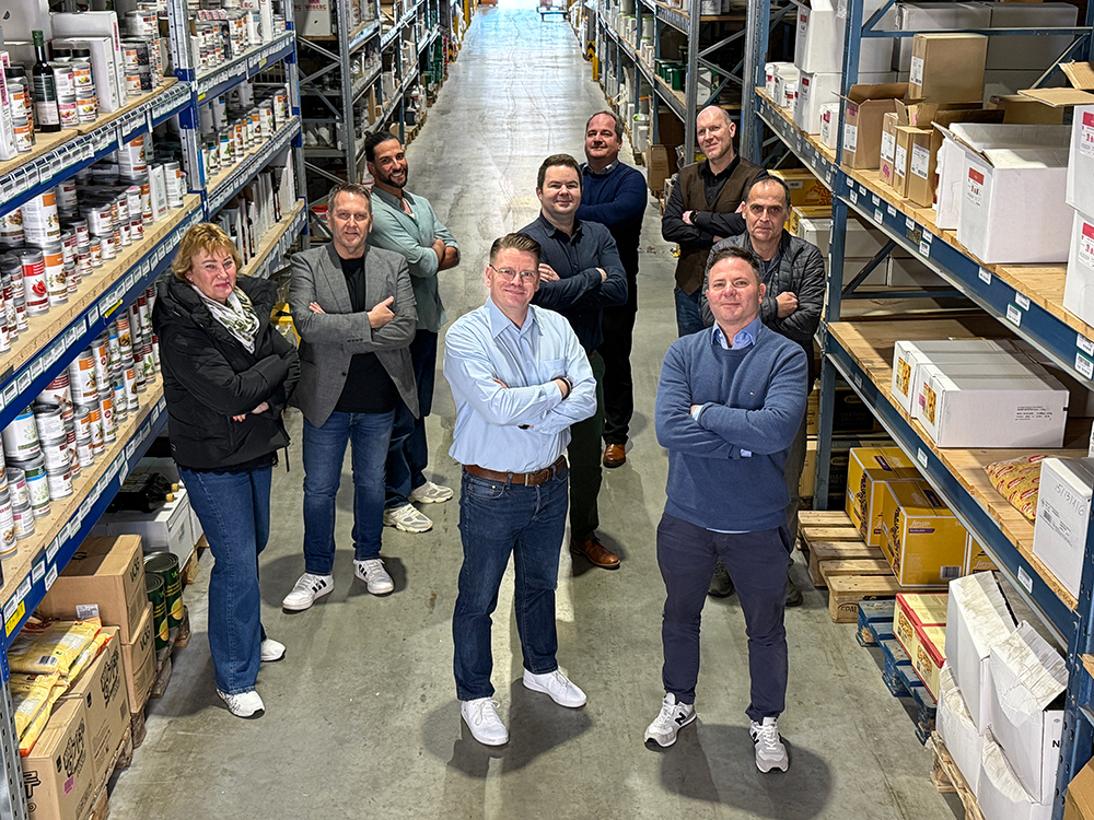 Aussendienstmitarbieter Steiidnger & Schmidt GmbH in Lager Eine Gruppe von Menschen steht in einem Lagerhaus.