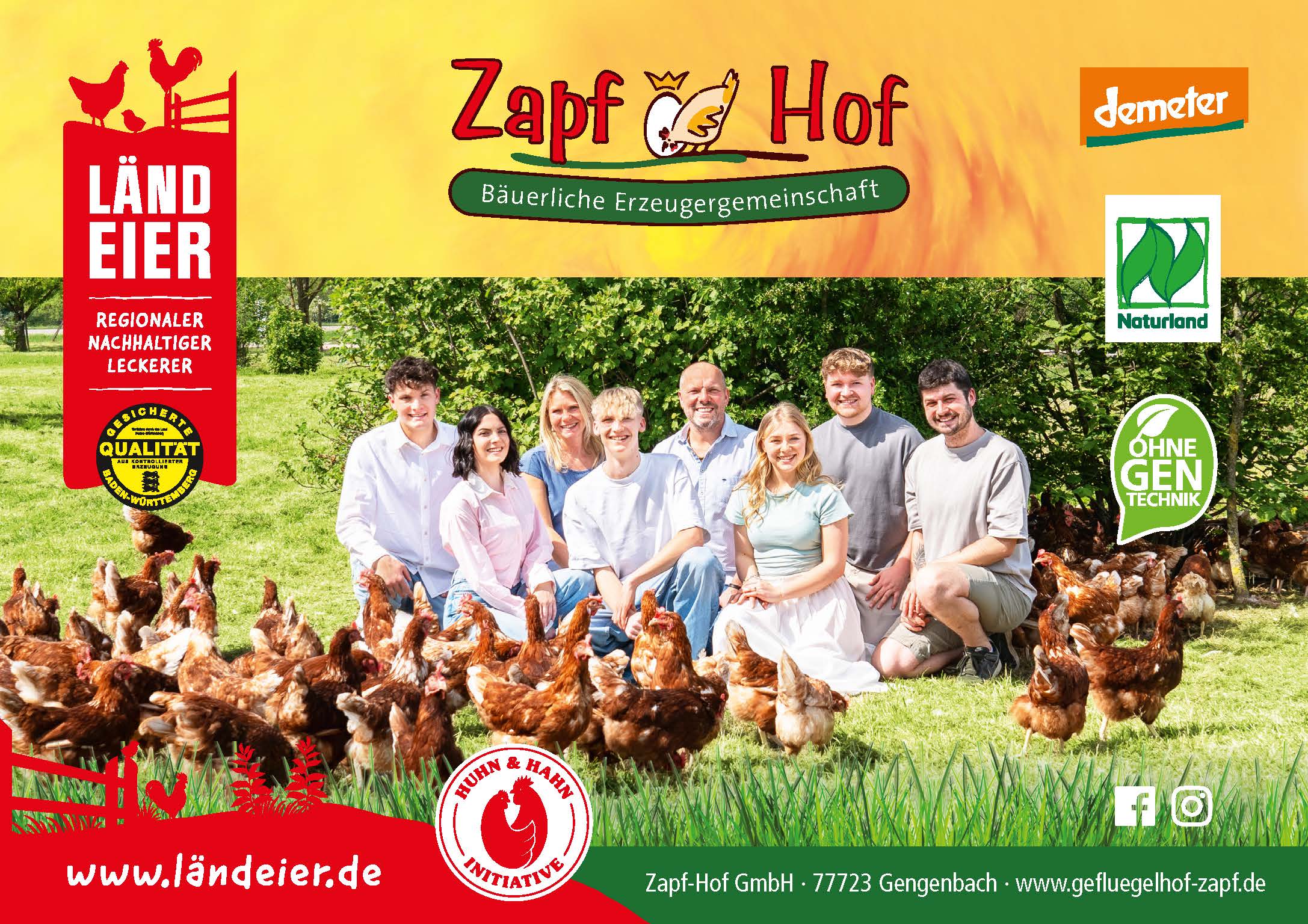 Zapf Hof GmbH - Lieferant Lebensmittelgrosshändler Steidinger Eine Gruppe von Menschen posiert für ein Foto mit Hühnern im Freien.