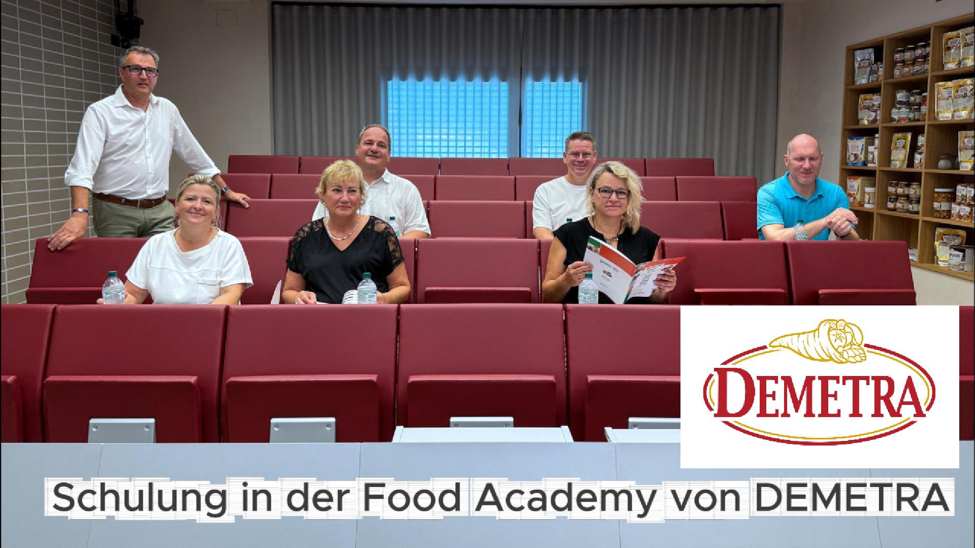 Video - Steidinger Team - Demetra Food Academy Eine Gruppe von Menschen sitzt in einem Hörsaal.