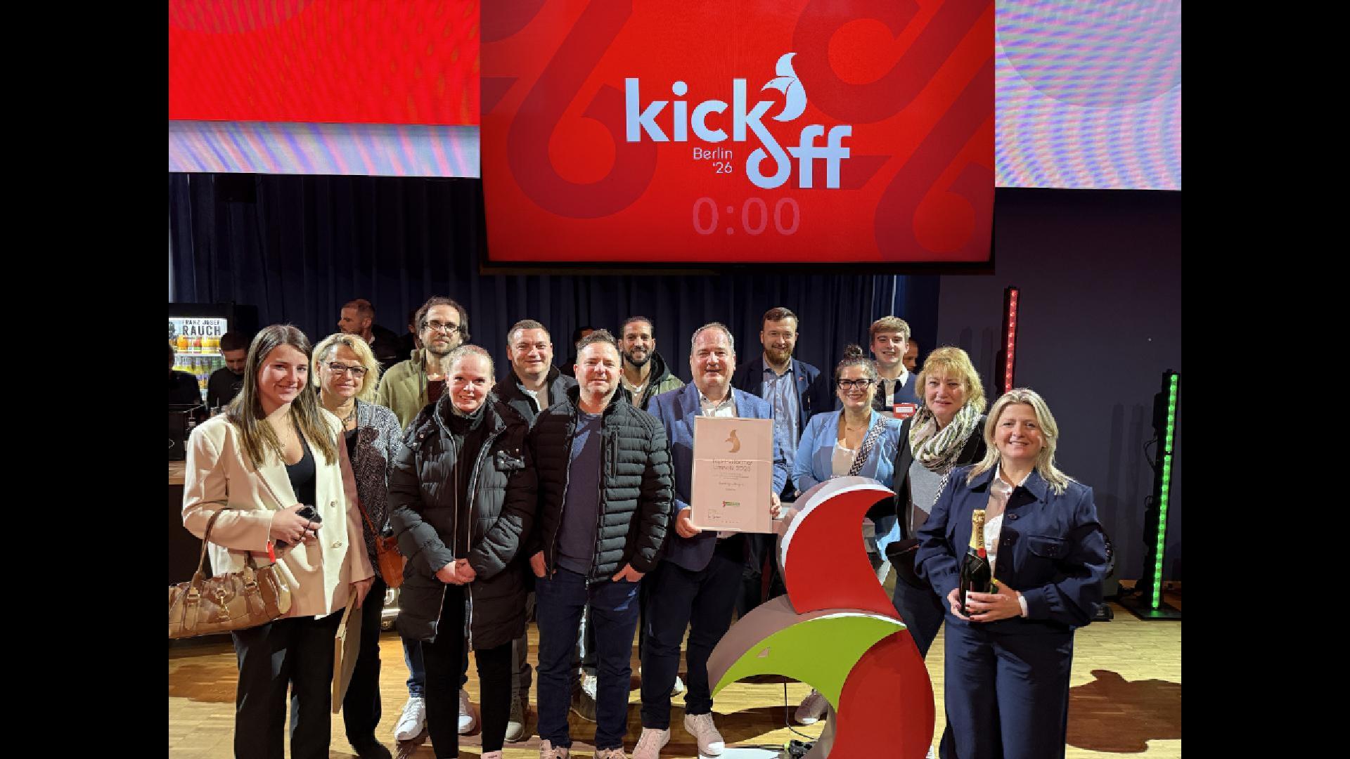 Eine Gruppe von Menschen von Steidinger posiert für ein Foto, einige tragen Anzüge und lächeln.