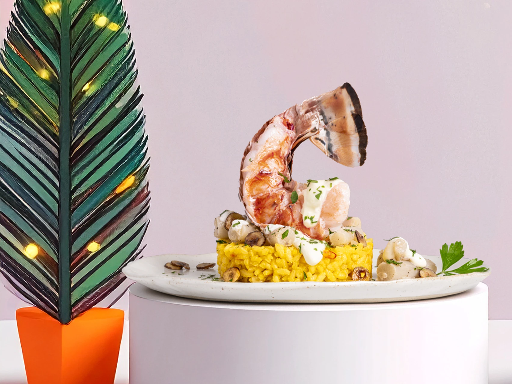 Grüne Hügel mit Bäumen und einem Haus auf der Spitze