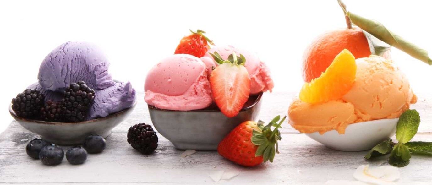Schüssel mit Eiscreme neben einer Schüssel mit Obst