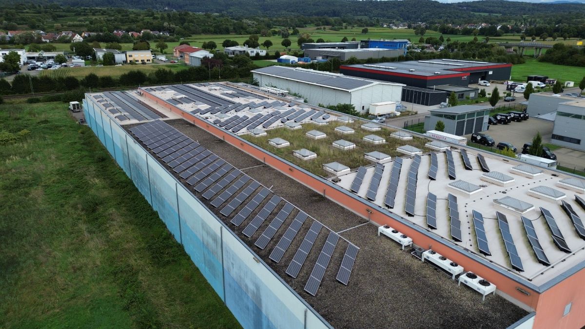 Solarmodule auf einem Gebäude im Freien