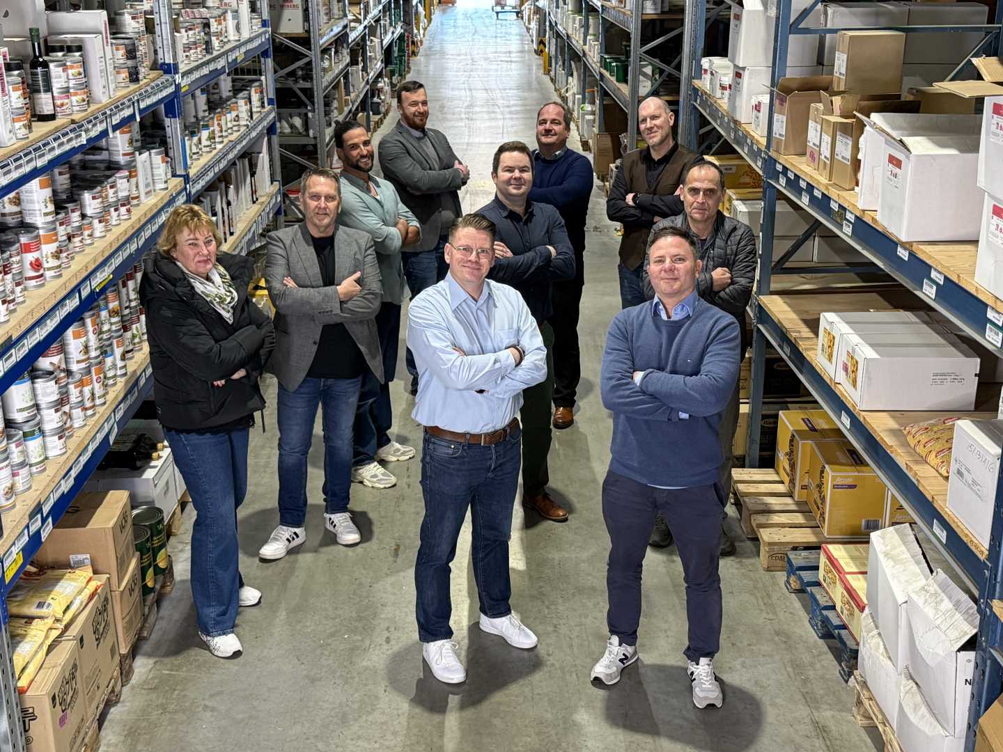 Eine Gruppe von Menschen steht in einem Lagerhaus.